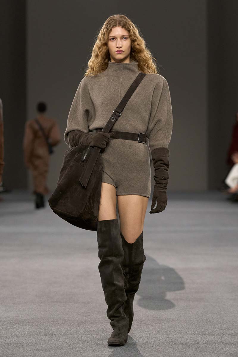 Over knee afzaklaarzen in een chocoladebruine tint bij Max Mara voor herfst/winter 2026-2027. Photo courtesy of Max Mara