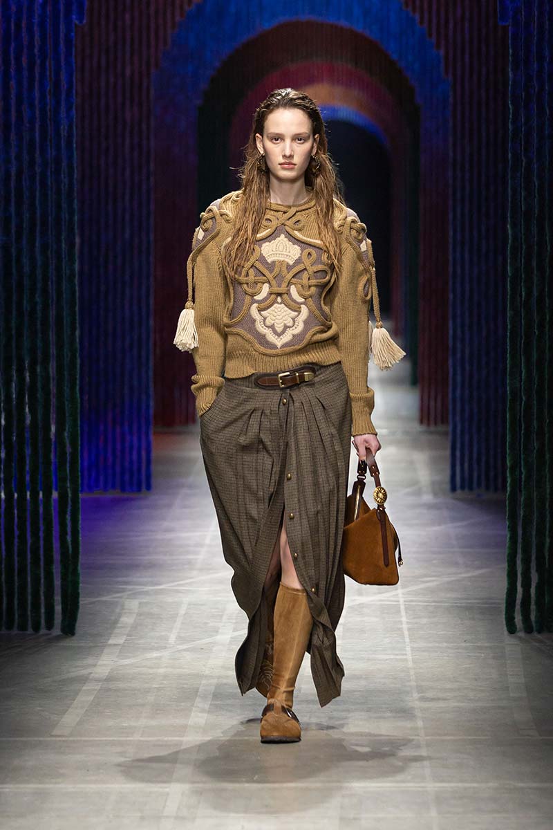 Hybride laars in reebruine kleur met smalle schacht en 'Birkenstock'-achtige look. Photo courtesy of Etro