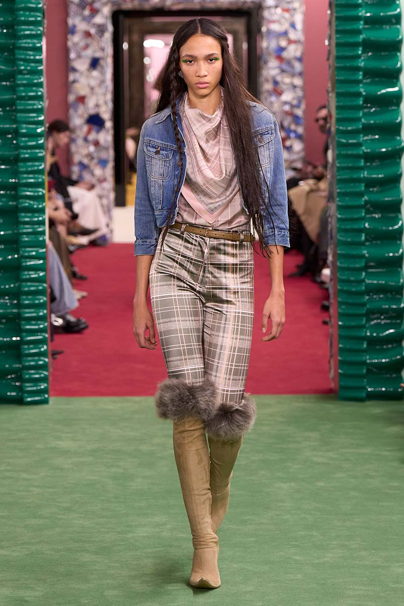 Suède sock boots met bontrand over leggings. Photo Acne Studios 