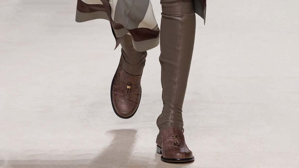 De grootste laarzentrends voor herfst/winter 2026-2027: van enkellaars tot lieslaars, van strakke boots tot slouchy modellen, van cowboy boots tot veterlaarzen. Photo courtesy of Tod's