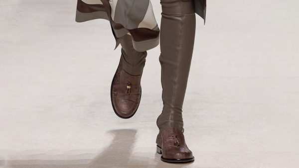 De grootste laarzentrends voor herfst/winter 2026-2027: van enkellaars tot lieslaars, van strakke boots tot slouchy modellen, van cowboy boots tot veterlaarzen. Photo courtesy of Tod's