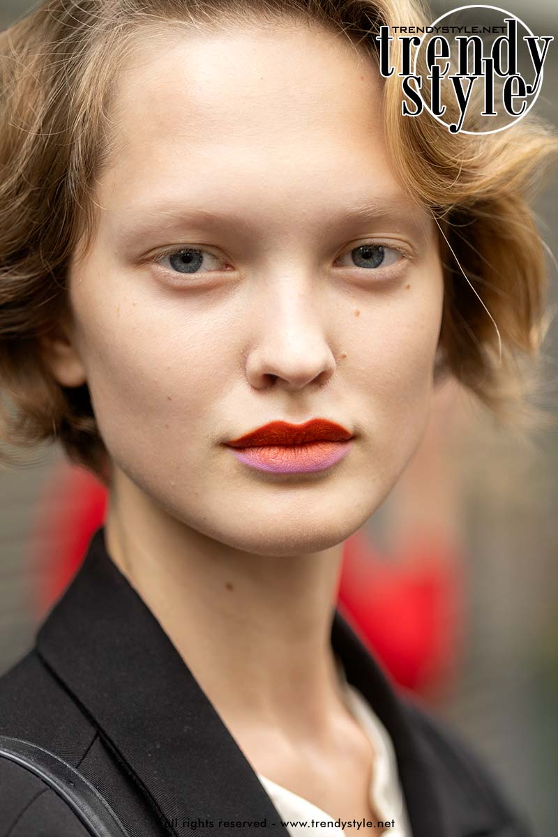 Een scherp omlijnde rode bovenlip en een lichtere onderlip met roze lippotlood bij Dries Van Noten. Foto ADVERSUS