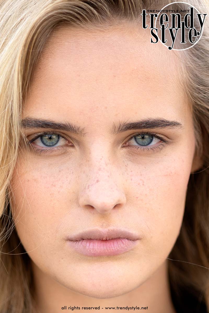 Bleekroze lippen met precieze contouren bij Loewe lente/zomer 2027. Foto ADVERSUS