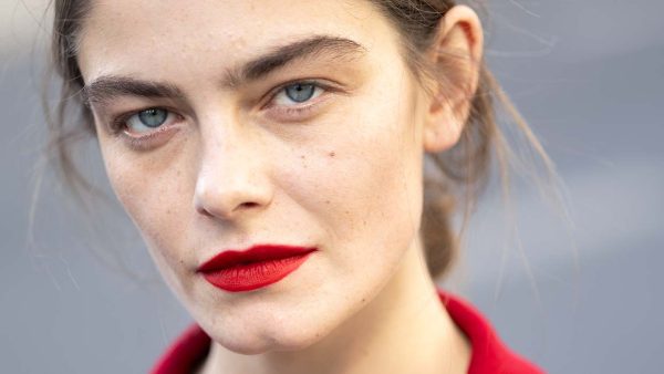 Model met felrode lippenstift bij de modeshow van Lanvin voor lente/zomer 2027. Foto ADVERSUS