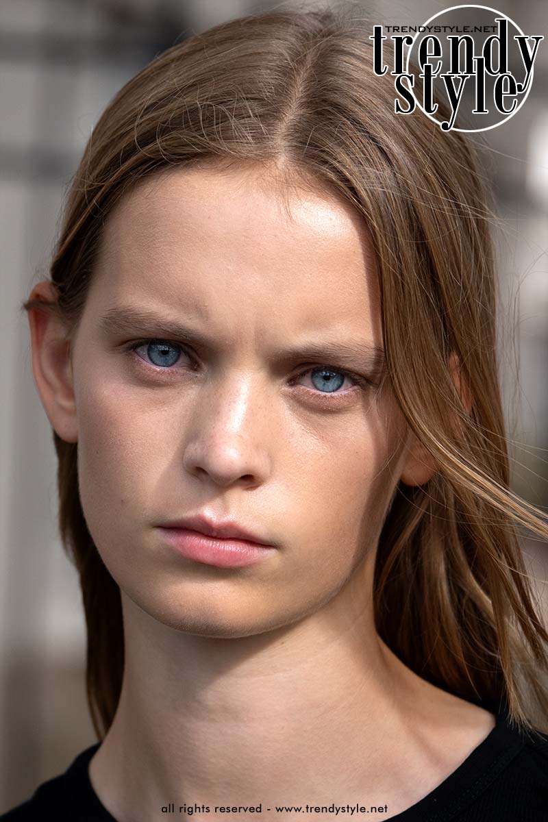 Natuurlijke maar verzorgde make-up met een vleugje roze lippenstift bij Balenciaga. Foto Charlotte Mesman