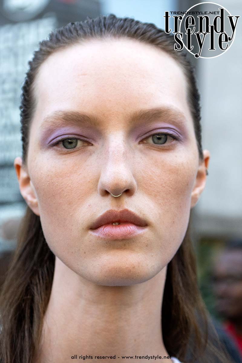Een verzorgde maar natuurlijke make-up look met matte lila oogschaduw op de bovenste oogleden bij Akris. Foto Charlotte Mesman