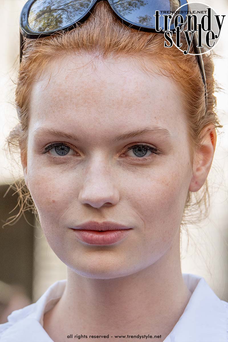 Model bij Zimmermann. Een lijntje zwart oogpotlood gaat over in een metallic oranje lijntje richting de binnenste oogleden. Foto Charlotte Mesman