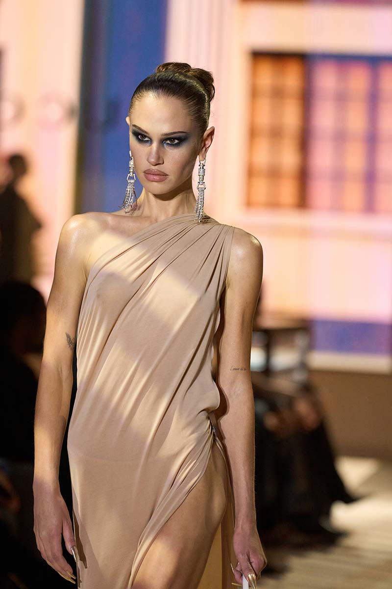 Dramatische oogmake-up en jaren 90 lippen bij Gucci. Photo courtesy of Gucci