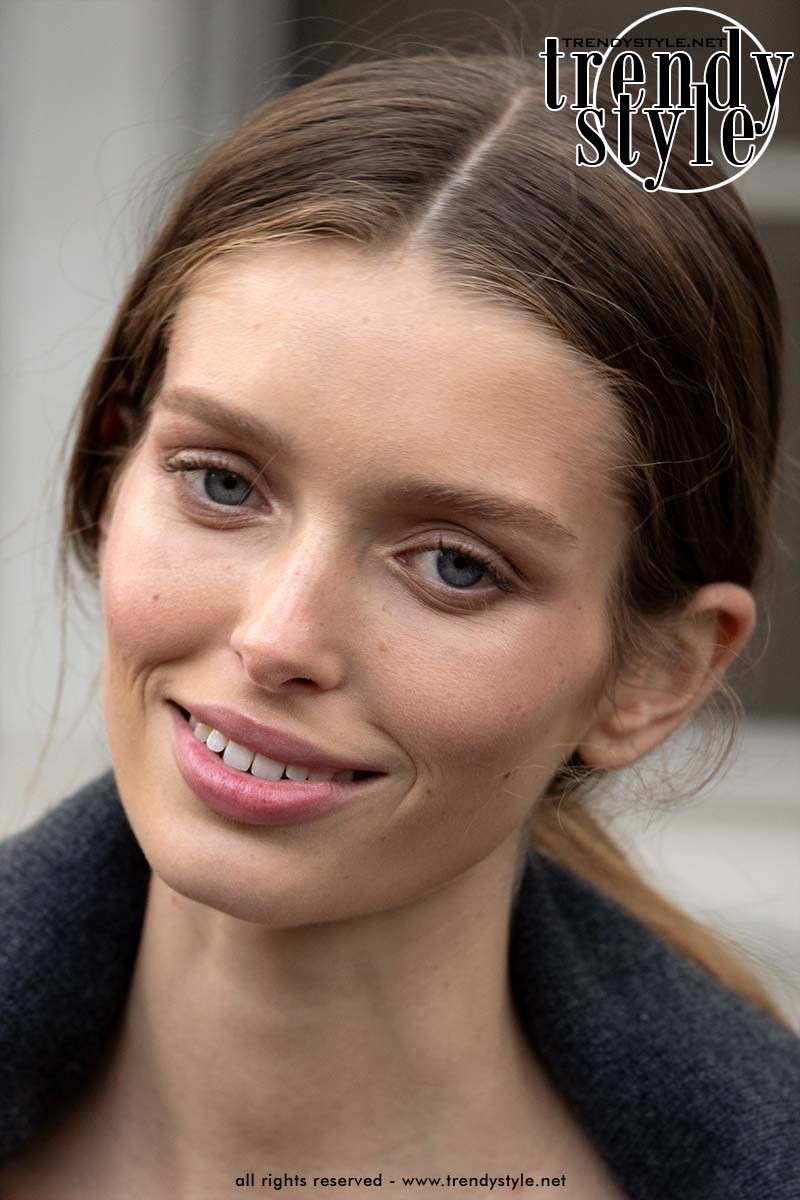 Een romantische make-up look met zachtroze blush op de wangen en lippen bij Chloé. Foto Charlotte Mesman