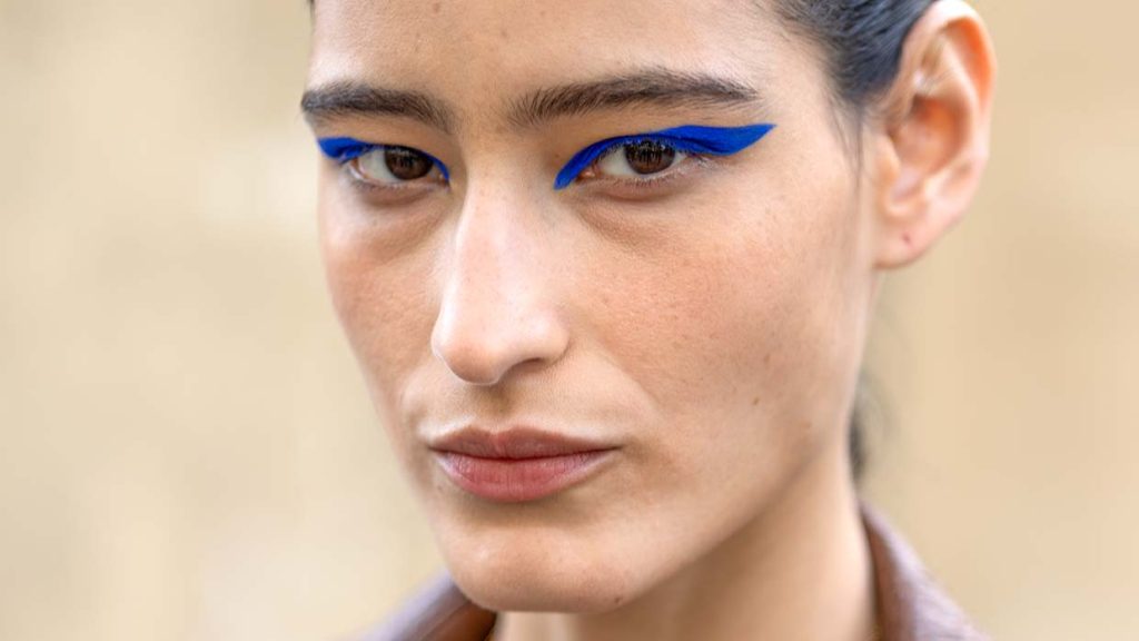 De grootste make-uptrends voor lente/zomer 2027. Natuurlijke looks met een kleurrijk detail. Foto ADVERSUS