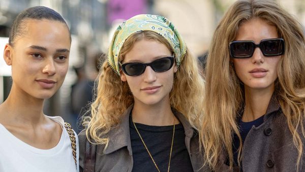 Gespot bij de modellen tijdens Paris Fashion Week: het hoofdsjaaltje is terug van weggeweest. Foto ADVERSUS