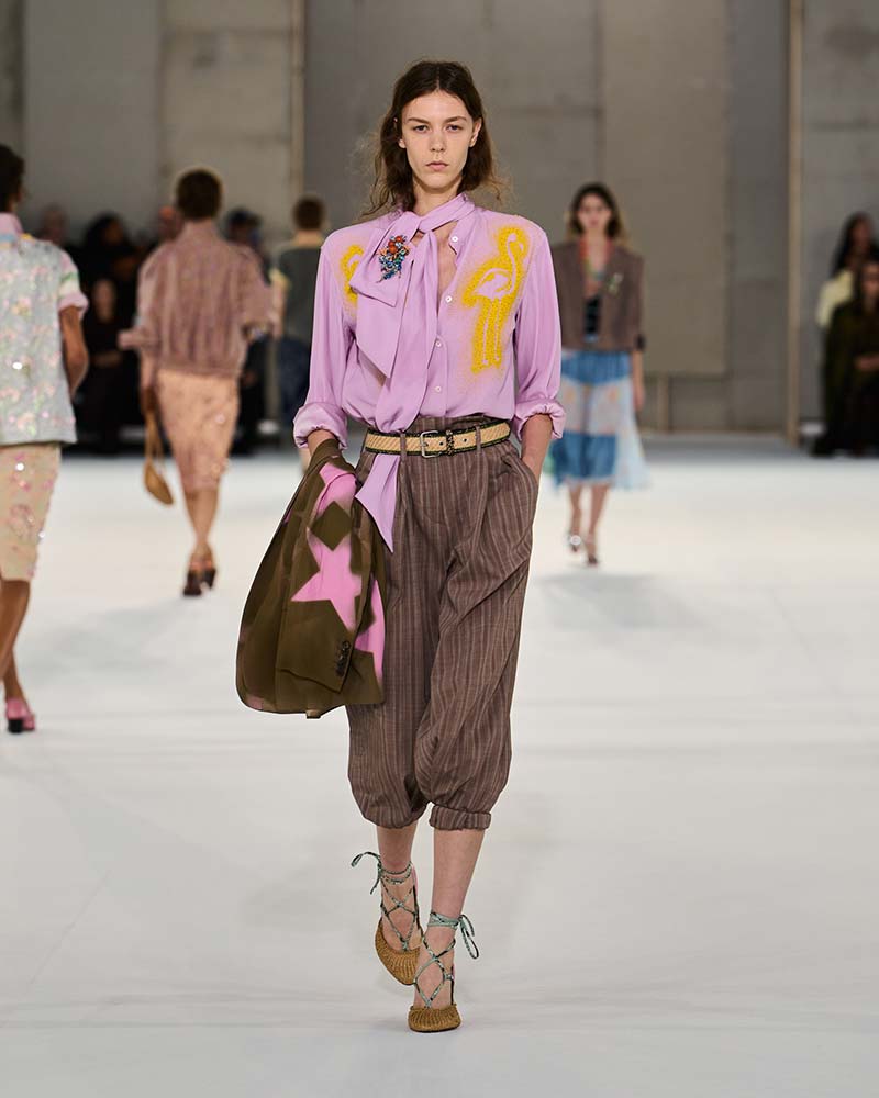Bruin in combinatie met bessenroze bij Dries Van Noten. Photo courtesy of Dries Van Noten