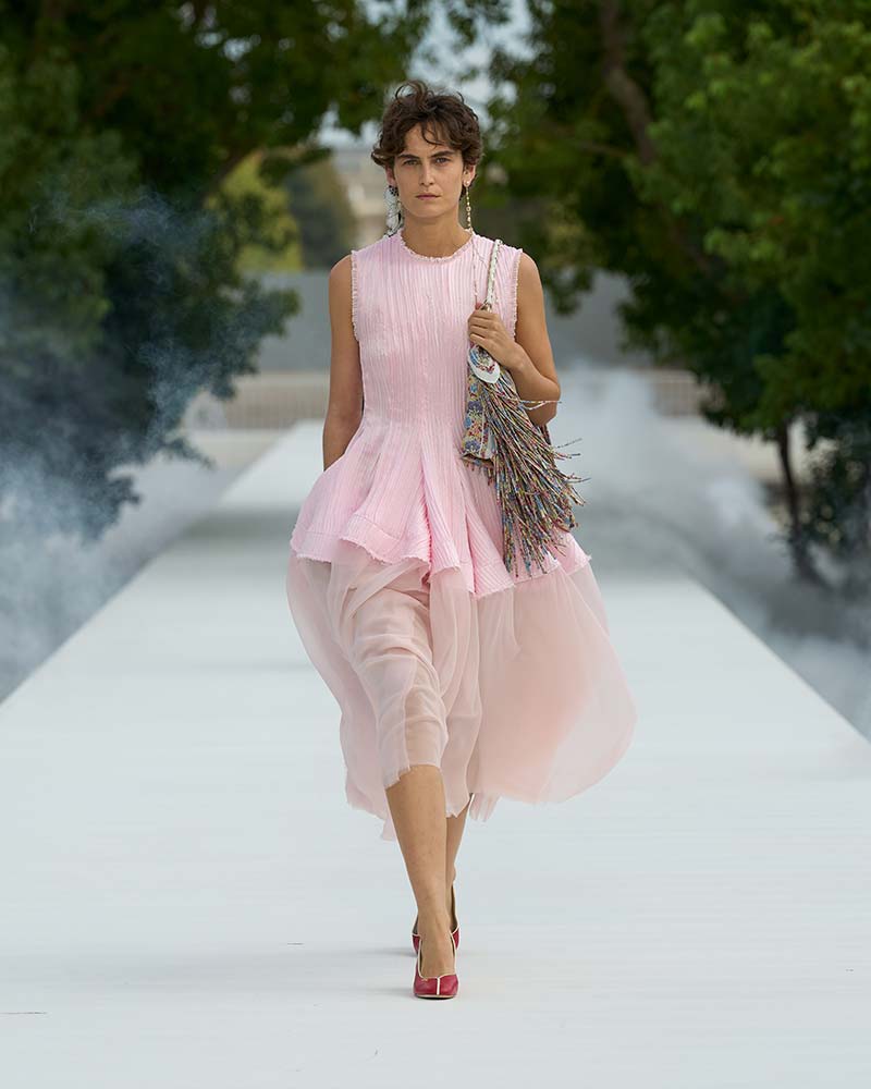 Een balletroze top met uitwaaierende peplum op een zachtroze balletrok bij Dior. Photo courtesy of Dior