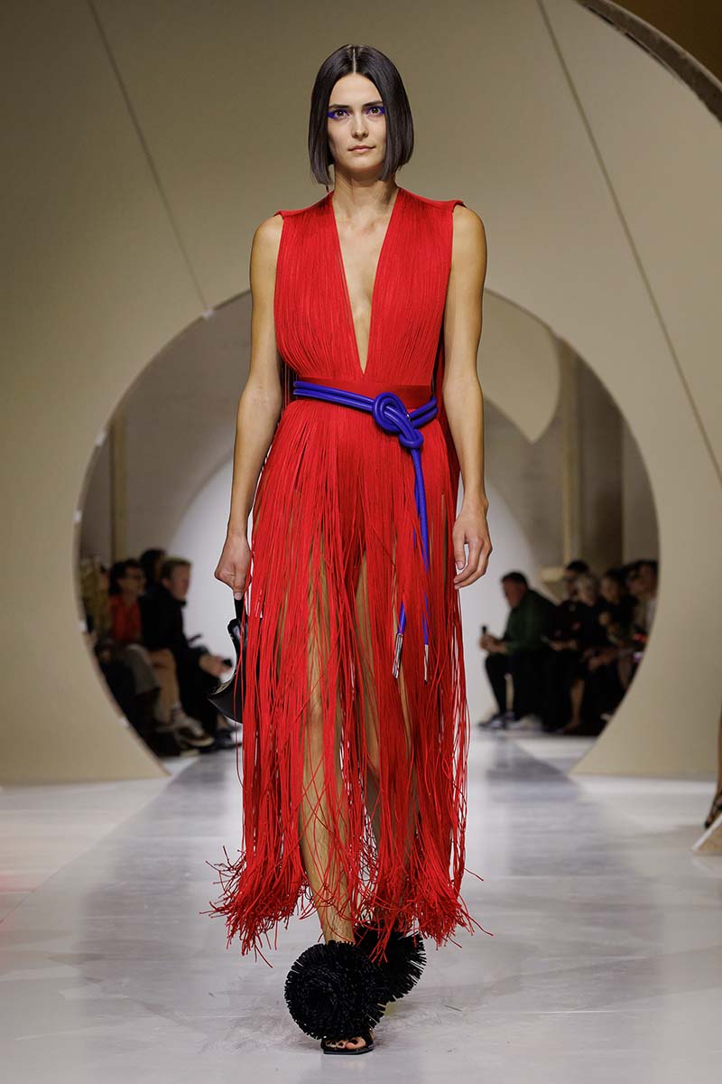Rode jurk met blauwe ceintuur bij Givenchy. Photo courtesy of Givenchy