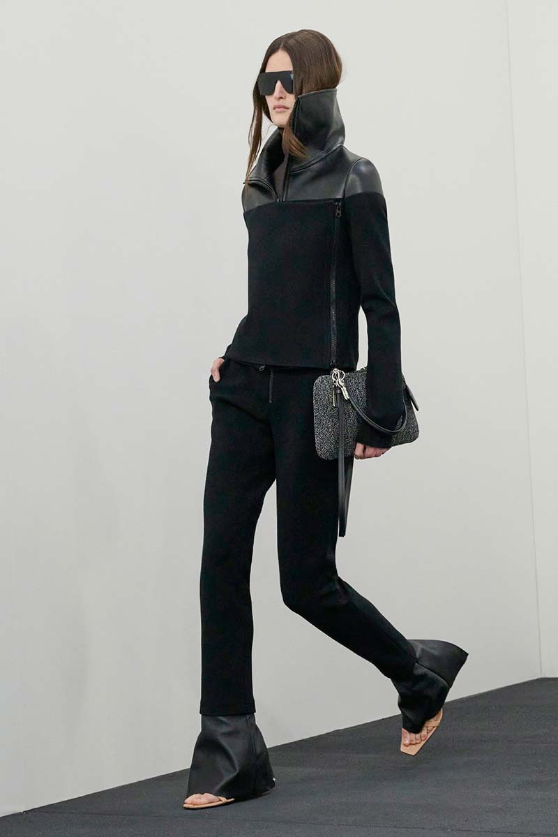 Fijne quarter-zip trui met leren detail in donkere kleur bij Courregès herfst/winter 2026-2027. Photo courtesy of Courregès
