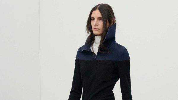 Trend alert: met deze quarter-zip trui ben je winter 2026-2027 on-trend. Photo courtesy of Courregès