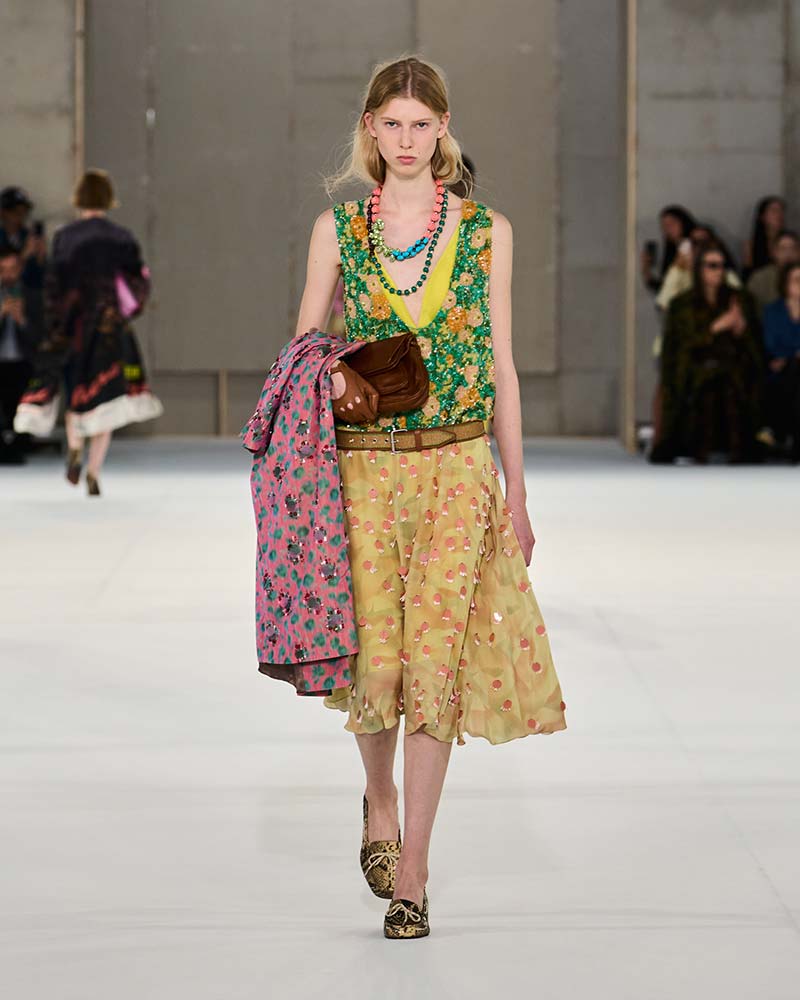 Aparte en onverwachte kleurcombinaties. Denk aan opvallende mixen van prints, volumes en accessoires. Photo courtesy of Dries van Noten