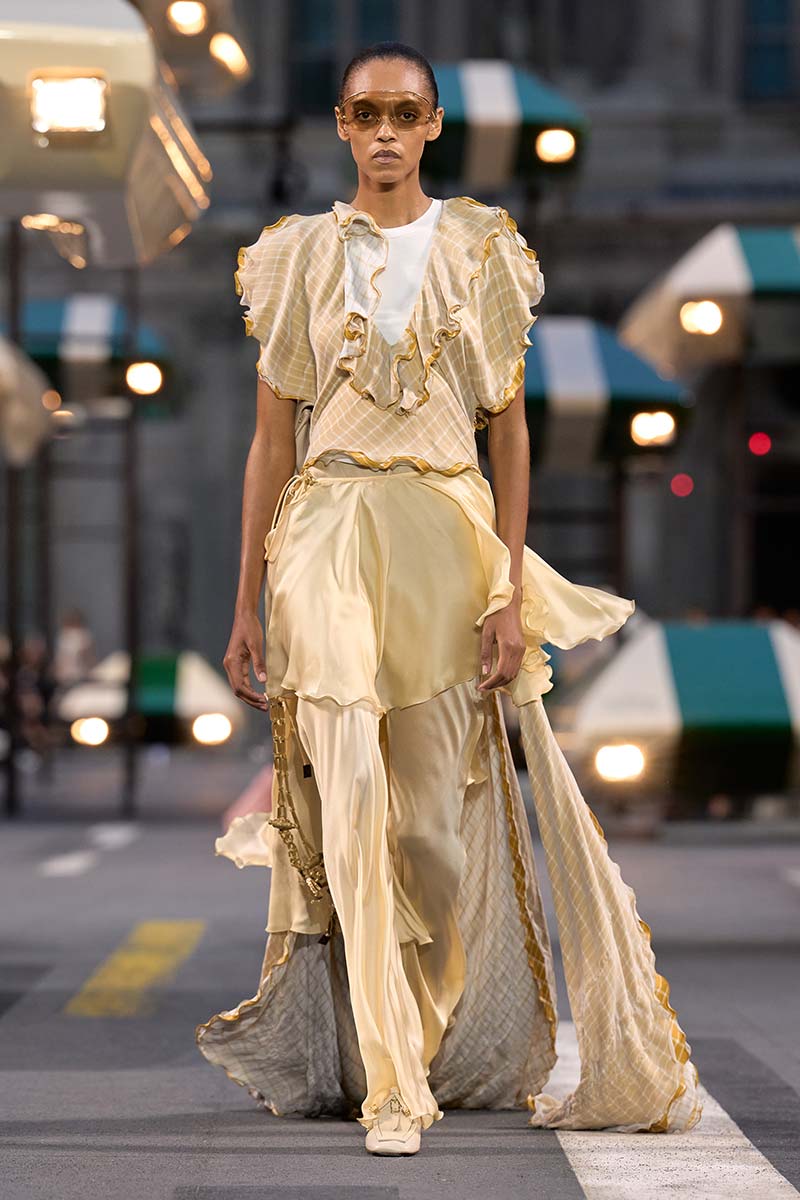 Beweeglijke materialen, maar ook ruches en lagen. Photo courtesy of Louis Vuitton