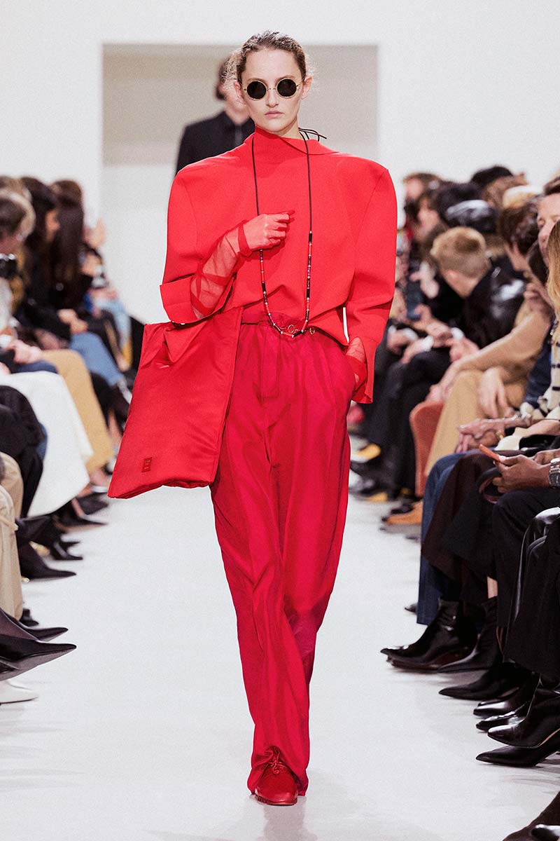 Statement mode. Een total red look met opvallende silhouet bij Celine. Photo courtesy of Celine