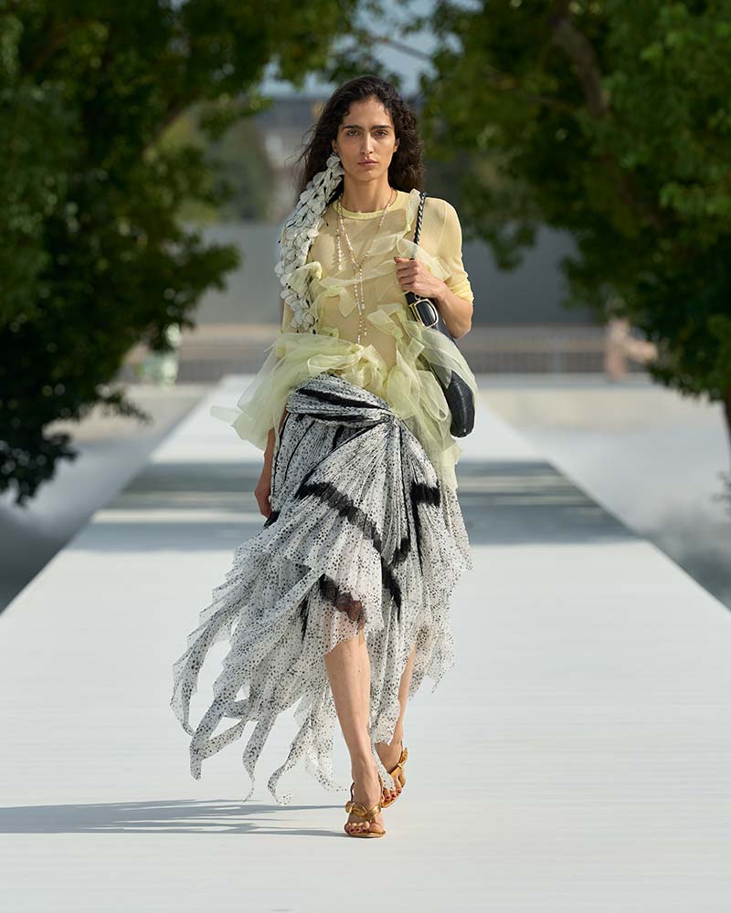 Romantisch, vrouwelijk, beweeglijk, opvallend. Al deze moods gaan we zomer 2027 zien. Photo courtesy of Dior