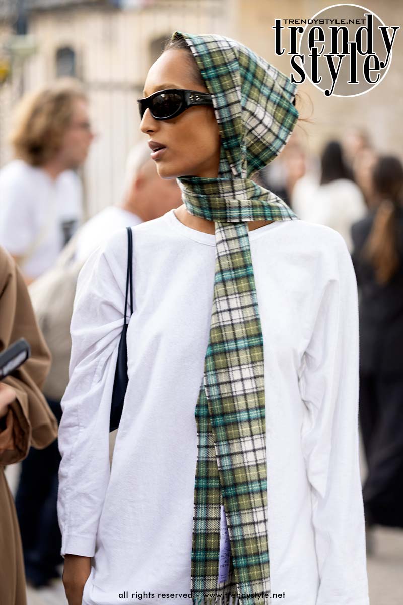Mona Tougaard met geruite sjaal en total white outfit na afloop van de modeshow van Givenchy. Foto ADVERSUS
