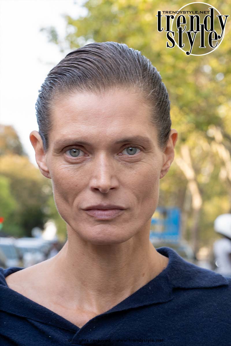 Model Malgosia Bela na afloop van de modeshow van Givenchy tijdens de Paris Fashion Week voor lente/zomer 2027. Het model nam alle tijd om voor ons te poseren. Foto Charlotte Mesman