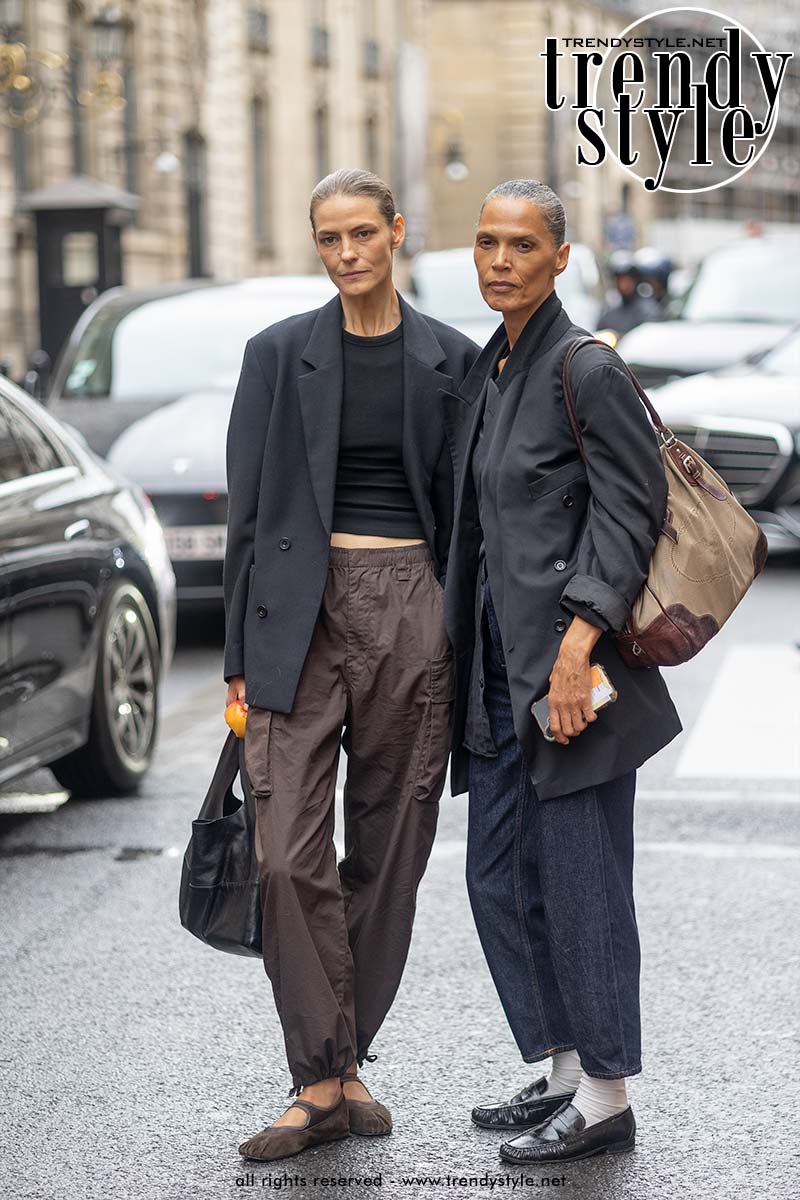 Modellen Viktorija Bauzyte (links) en Evelyn Effrim (rechts) na afloop van de show van Stella McCartney. Foto ADVERSUS