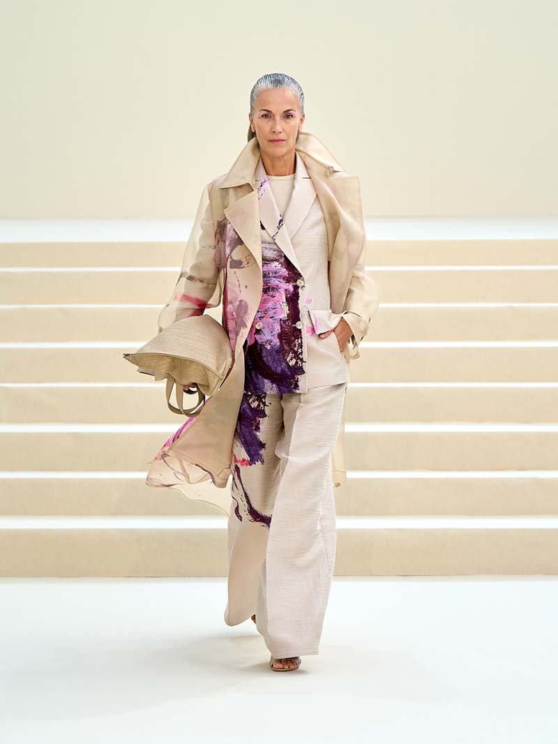 Estelle Amiaud op de catwalk van Akris lente/zomer 2027. Photo courtesy of Akris