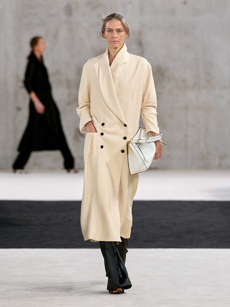 Viktorija Bauzyte opent de modeshow van Lanvin lente/zomer 2027 in Parijs. Photo courtesy of Lanvin