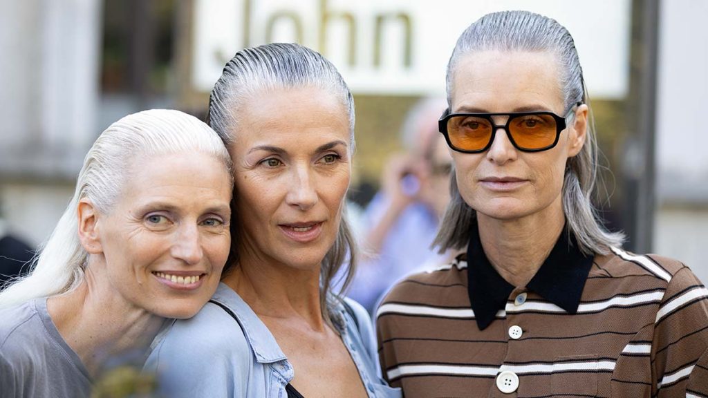 Paris Fashion Week zomer 2027: opvallend veel oudere modellen met grijs haar. Links: Marie Seguy, midden: Estelle Amiaud. Foto ADVERSUS