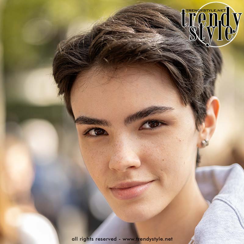 Isa Chagas met een pixie cut die geschikt is voor dik en weerbarstig haar. Het is gestyled met een ondeugende zijlok. Foto Charlotte Mesman