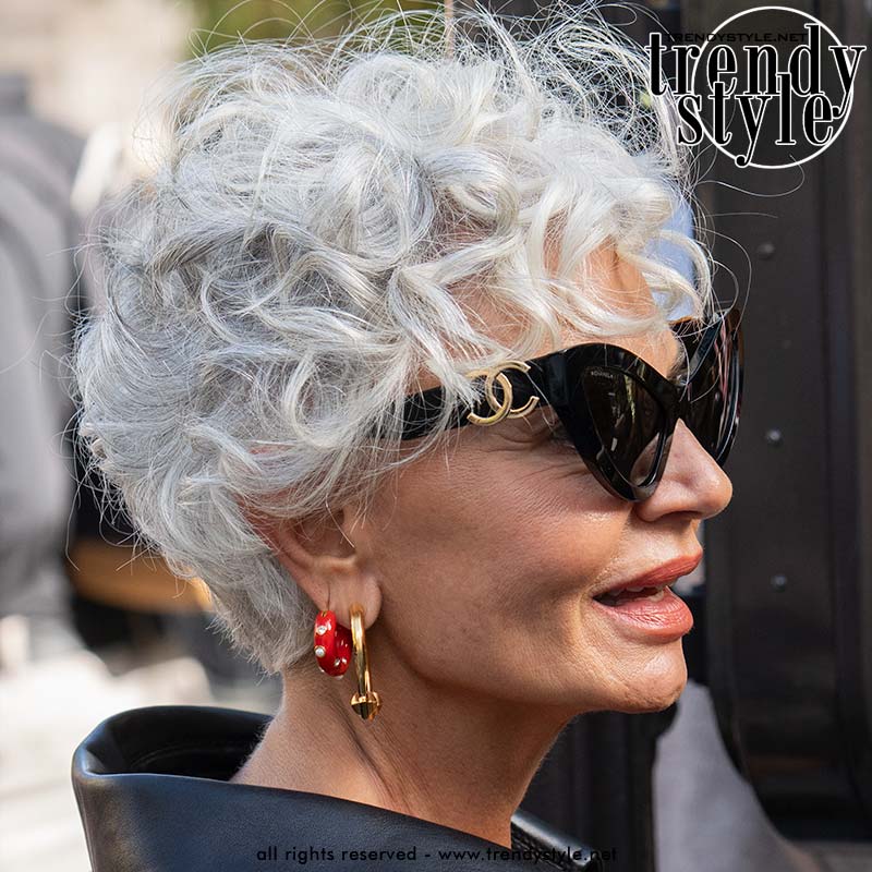 Stijlicoon Grece Ghanem met krullende pixie tijdens de Paris Fashion Week. Foto Charlotte Mesman