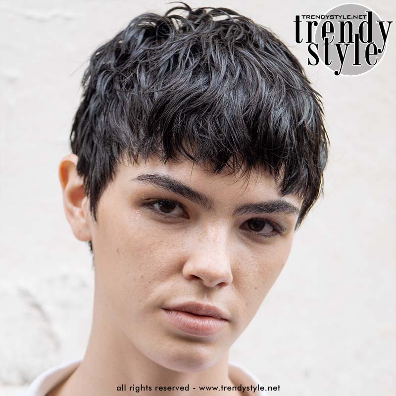 Model Isa Chagas met sterk gelaagde, beweeglijke pixie cut die naar voren is gestyled. Foto Charlotte Mesman
