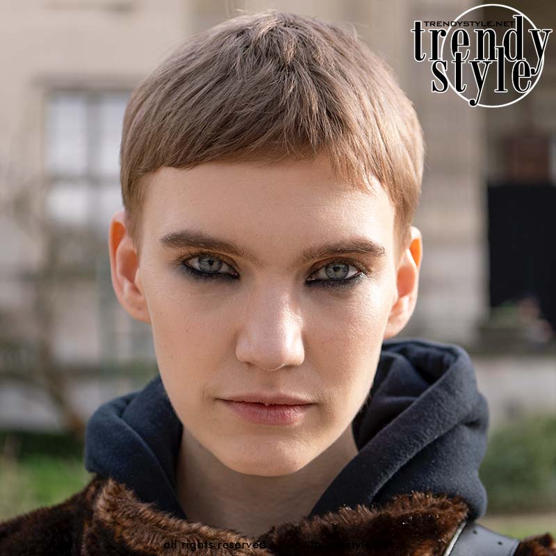 Ilya Vermeulen met korte, compacte pixie cut met korte zijkanten en een korte, strakke achterkant. Foto Charlotte Mesman
