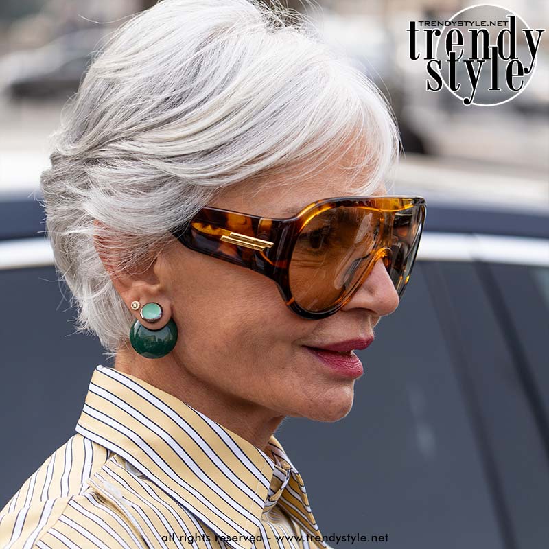 Stijlicoon Grece Ghanem met haar karakteristieke bixie, soms ook trixie genoemd. Deze coupe heeft de lengte van een langere pixie en een ultraluchtige textuur, die ook geschikt kan zijn voor dunner wordend haar. Foto Charlotte Mesman