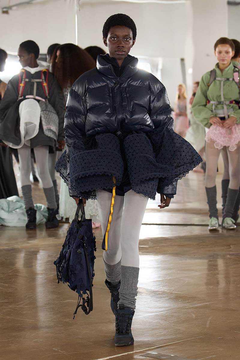 Een look met korte puffer coat en balletinvloeden op de catwalk van Cecilie Bahnsen. Photo courtesy of Cecilie Bahnsen