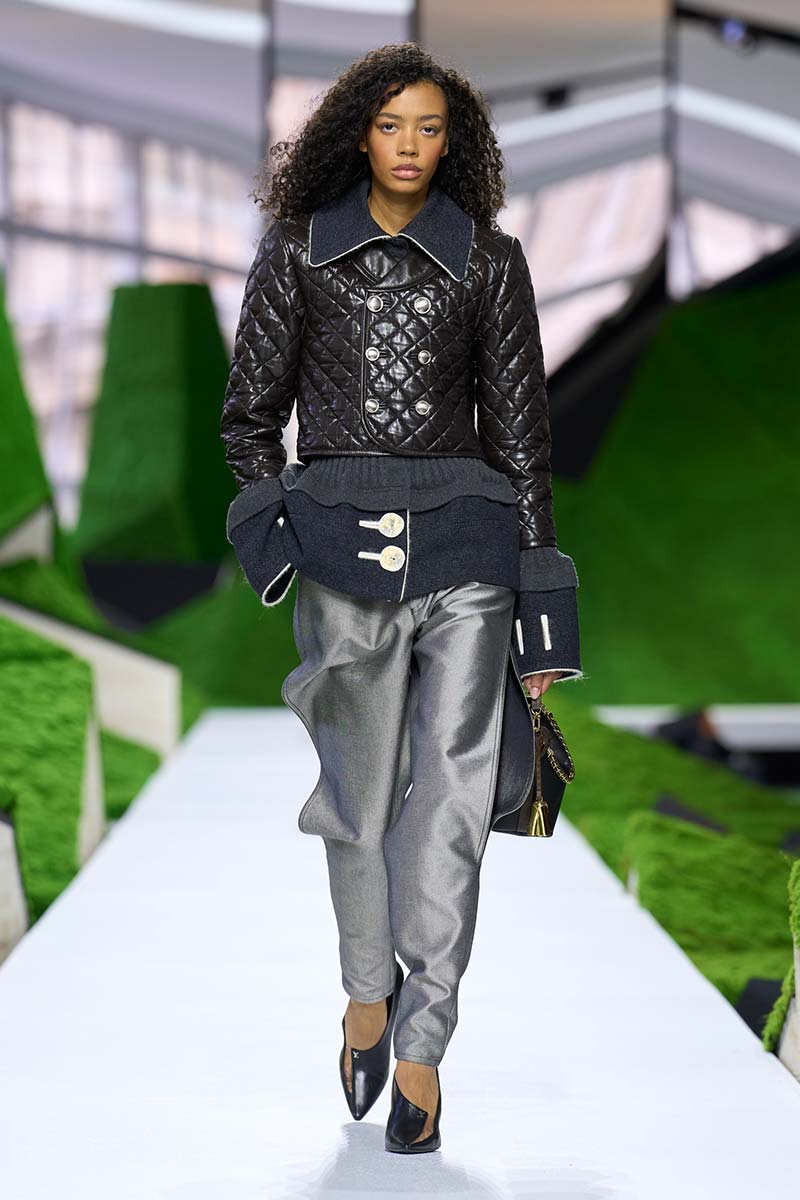 Een kleine puffercoat die deel uitmaakt van een indoor outfit op de catwalk van Louis Vuitton. Let op de laagjes! Photo courtesy of Louis Vuitton