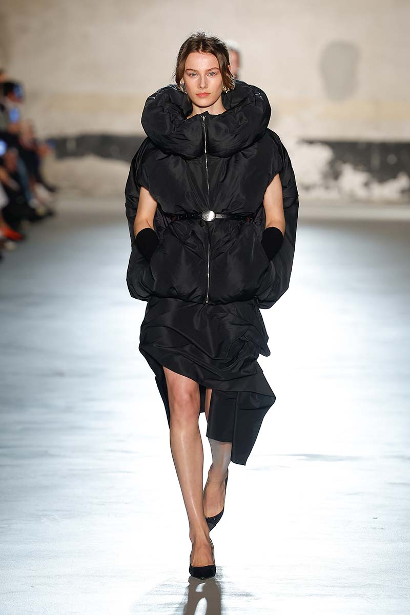 Mouwloze puffercoat met grote kraag en ceintuur op gedrapeerde rok. Photo courtesy of N21