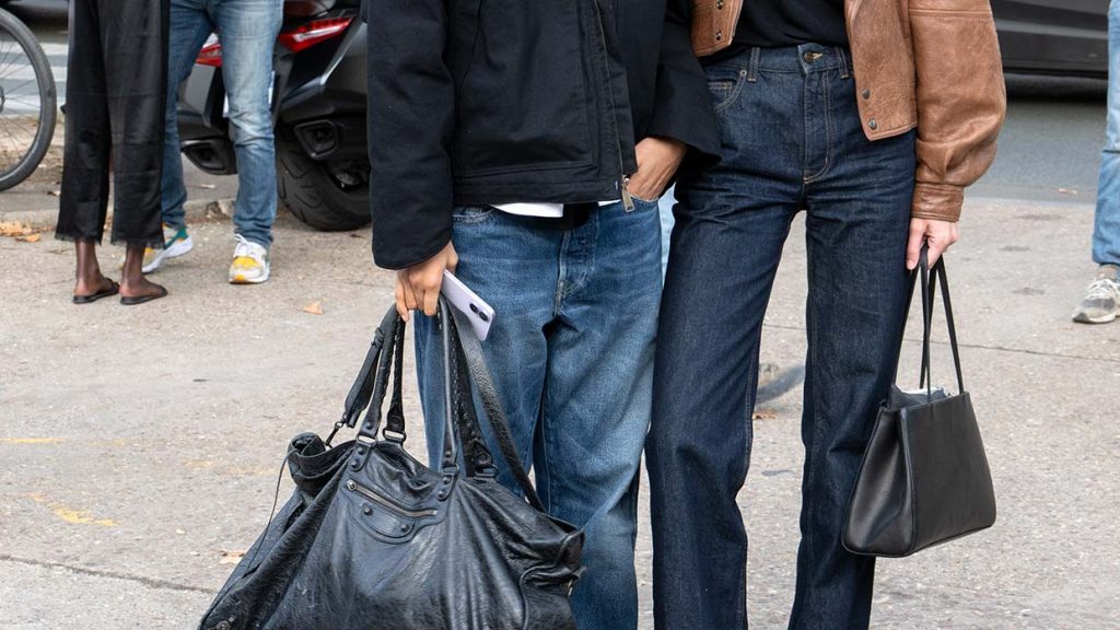 Straight-leg jeans (rechts) zijn flatterend en enorm chic; baggy jeans zijn cool. In dit artikel meer over de rechte spijkerbroek. Foto Charlotte Mesman