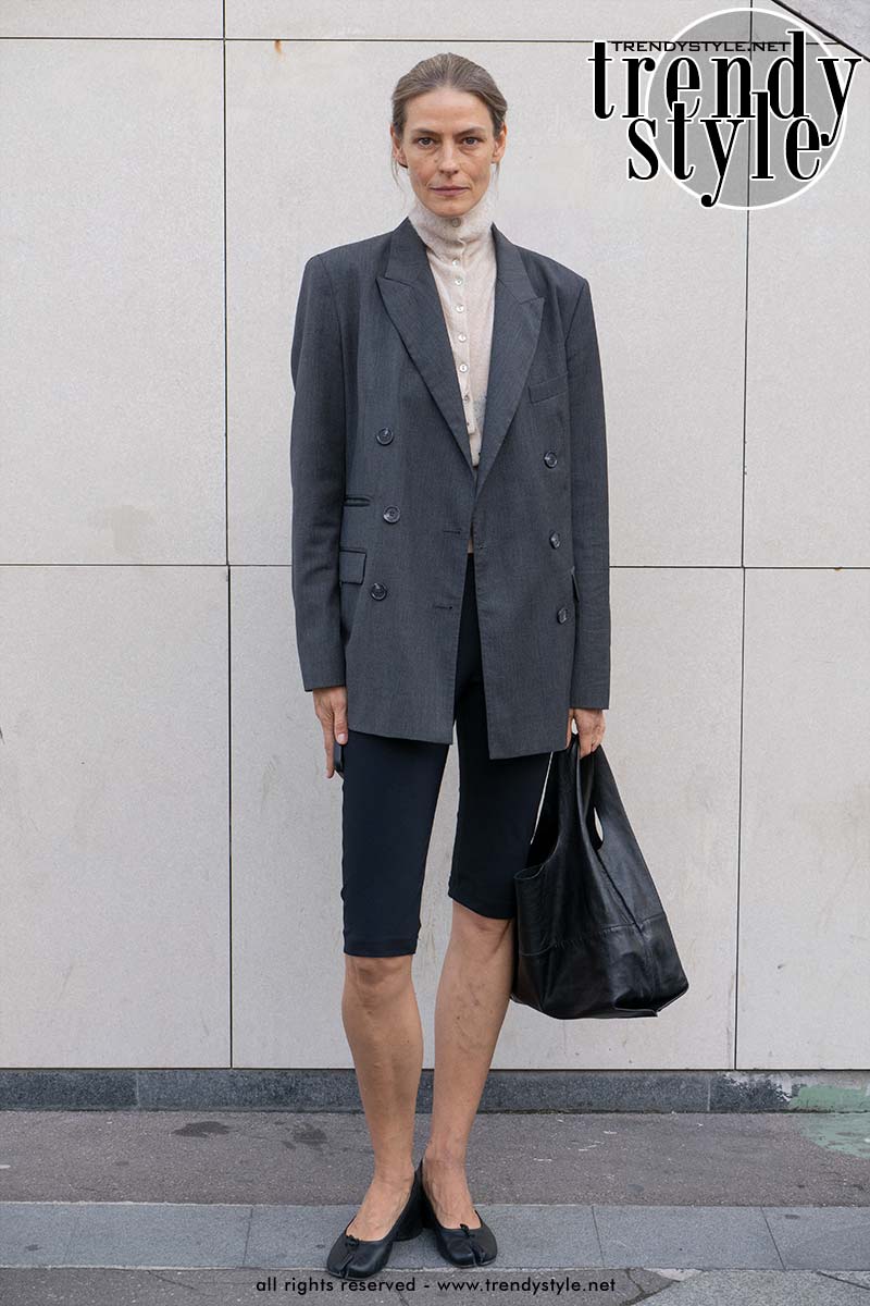 Viktorija Bauzyte in grijze blazer, verfijnd truitje, knielange broek en Tabi-schoenen bij Lanvin in Parijs. Foto Charlotte Mesman
