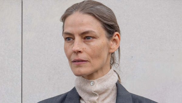 Mode voor vrouwen 50+. Model Viktorija Bauzyte bij de modeshow van Lanvin in een stijlvolle modelook voor vijftig-plussers. Foto Charlotte Mesman
