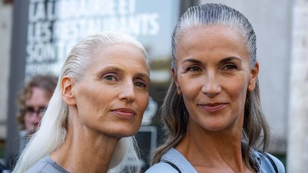 Ouder worden en rimpels krijgen horen bij het leven. Deze stijlvolle vrouwen laten zien dat uitstraling, karakter en zelfvertrouwen niet afhangen van een gladde huid. Modellen bij Akris. Foto Charlotte Mesman