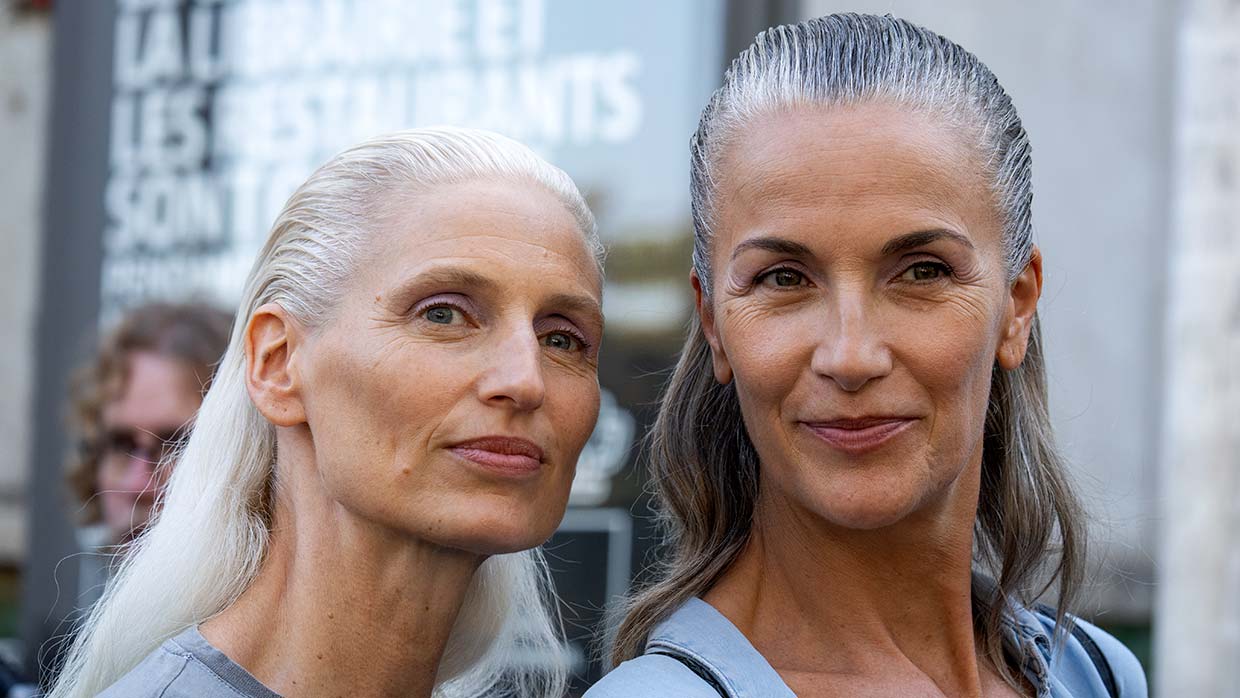 Ouder worden en rimpels krijgen horen bij het leven. Deze stijlvolle vrouwen laten zien dat uitstraling, karakter en zelfvertrouwen niet afhangen van een gladde huid. Modellen bij Akris. Foto Charlotte Mesman