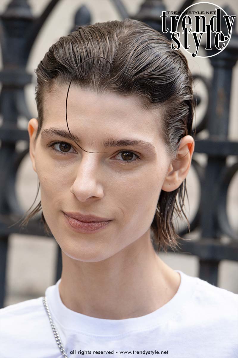 Kort kapsel met wetlook en boyish uitstraling bij Carven voor zomer 2027. Foto ADVERSUS