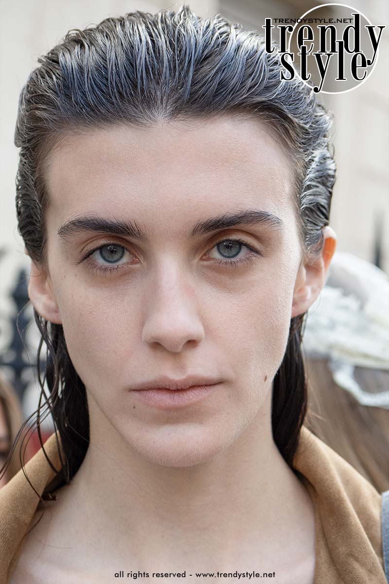 Lang haar met wetlook voor zomer 2027 bij Carven. Gezicht en oren zijn vrij. Foto Charlotte Mesman
