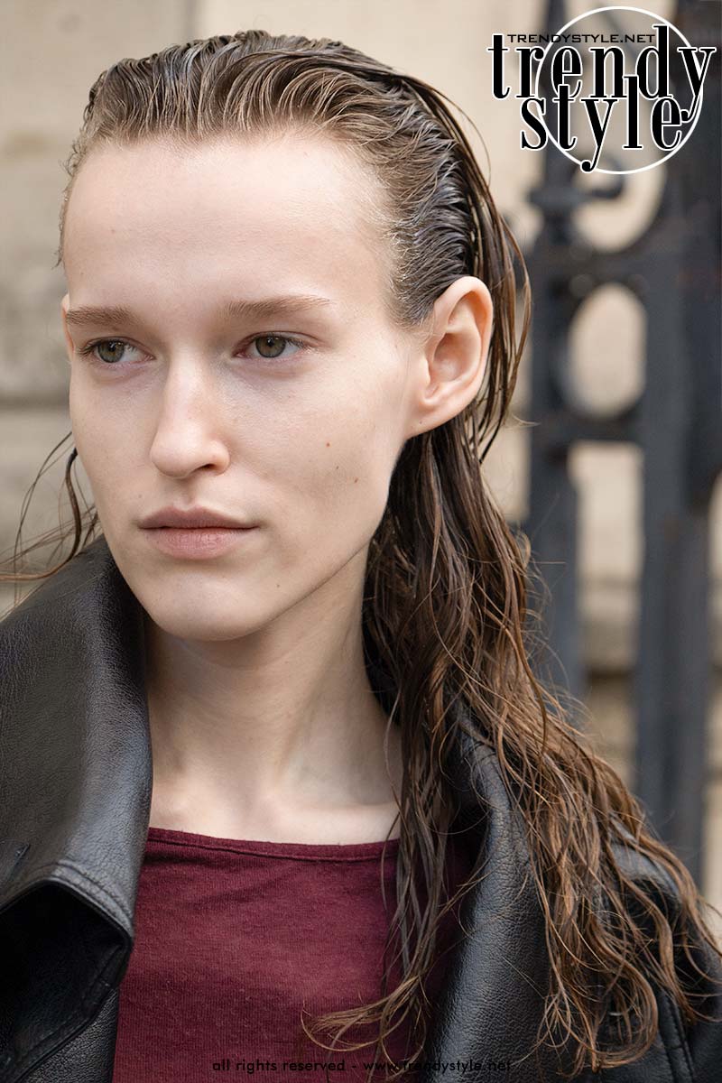 Wetlook kapsel bij Carven voor zomer 2027 met haarproduct over de hele haarlengte. Foto Charlotte Mesman