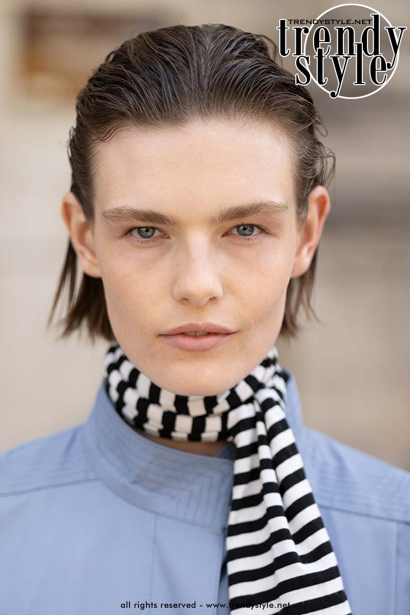 Kort kapsel met wet look bij Carven voor zomer 2027. De haarpunten in de nek hebben nog enige beweging voor een speels effect. Foto ADVERSUS