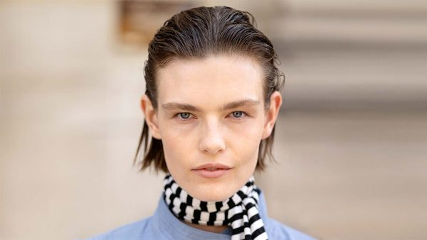 Wetlook kapsels blijven relevant: Carven laat de haartrend zien voor zomer 2027. Foto ADVERSUS