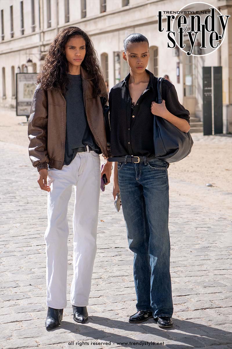 Fashion modellen na de show van Loewe. Links een witte spijkerbroek met smalle pijpen en met daarop een stoer leren jack. Foto Charlotte Mesman