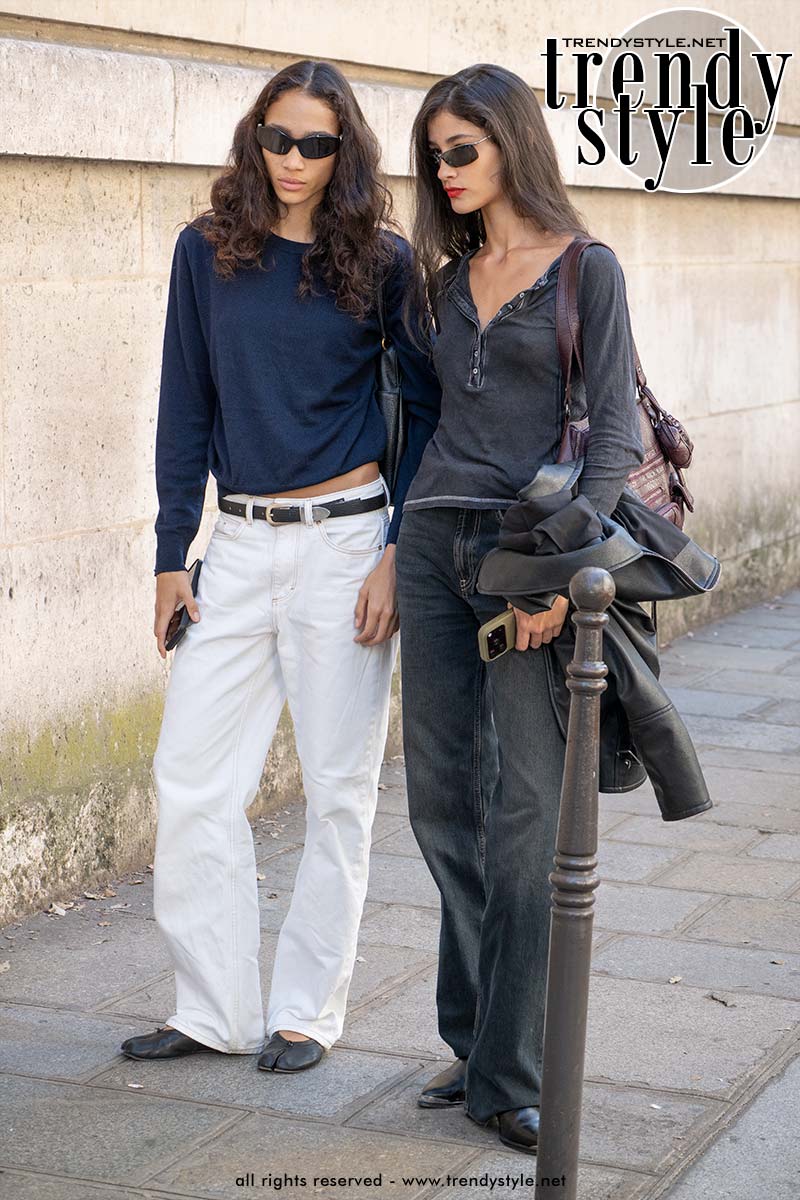 Wijde witte jeans met Tabi-ballerina's en donkerblauwe sweater. Foto Charlotte Mesman
